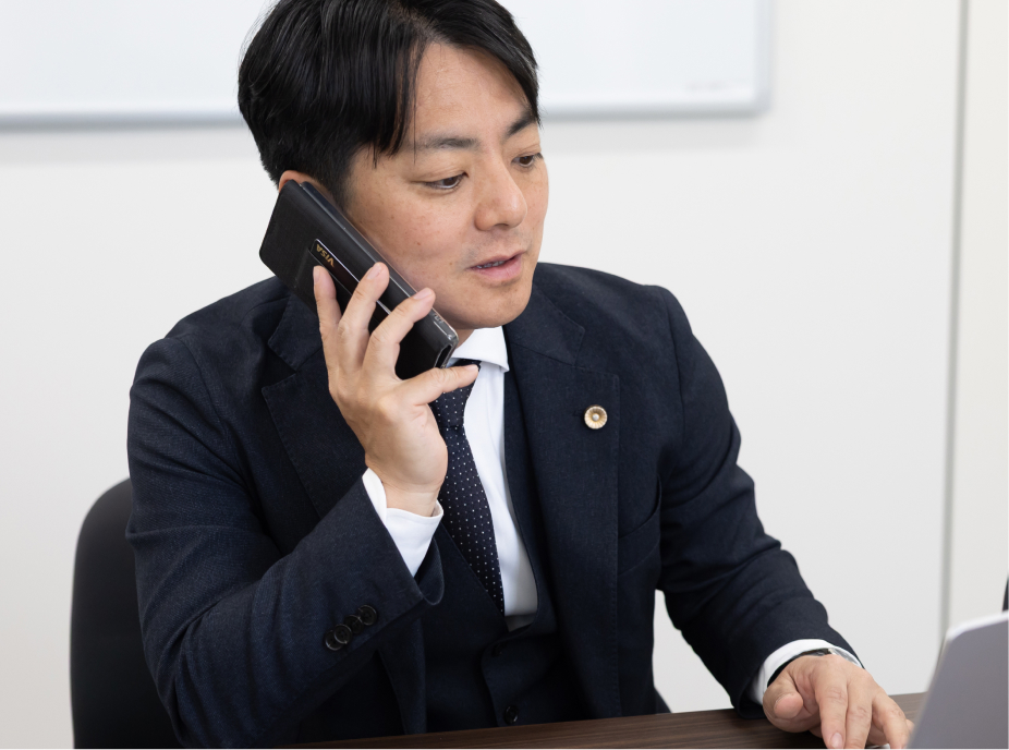 電話対応中イメージ