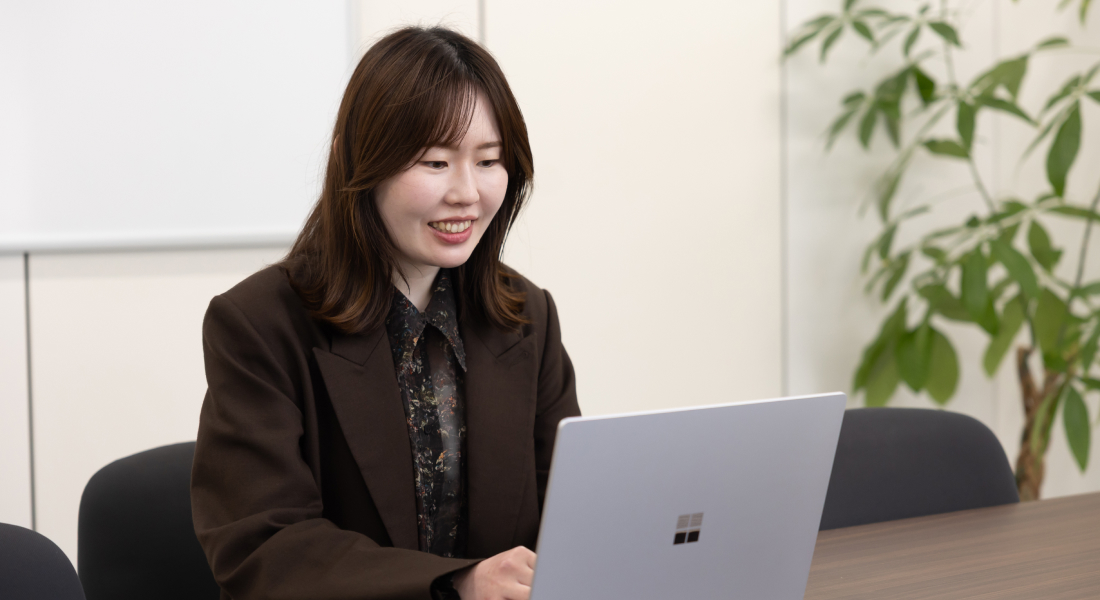 PCに向き合っているシーン