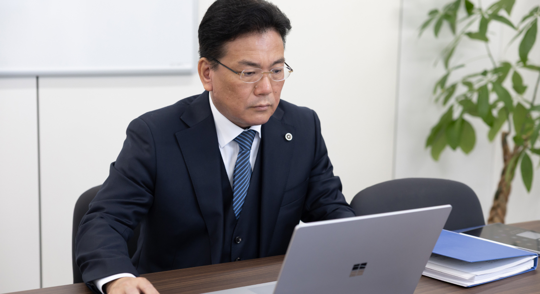 PCに向き合ってるシーン