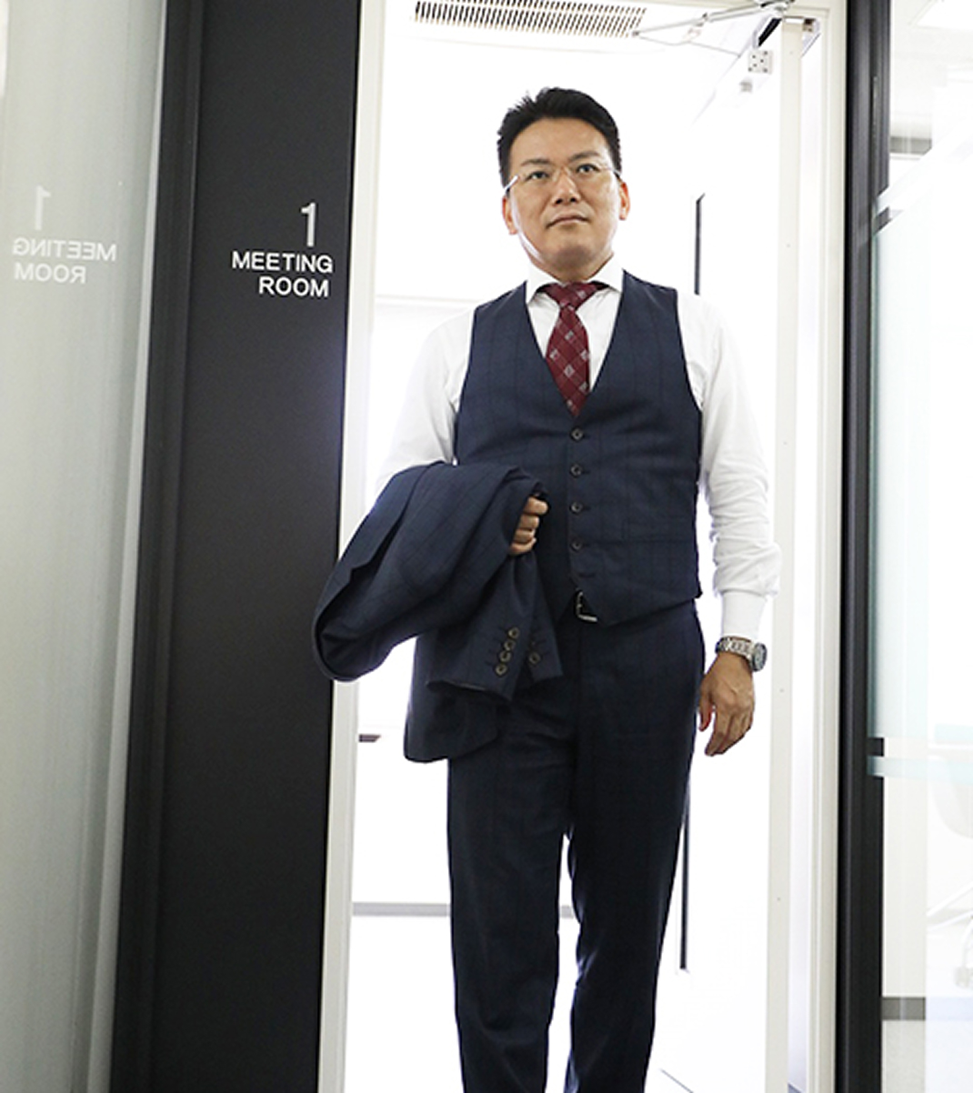 会議室前に立っている弁護士の写真